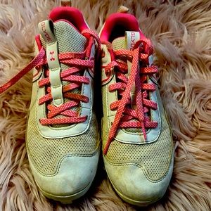 Girls under armour baseball or softball cleats EUC